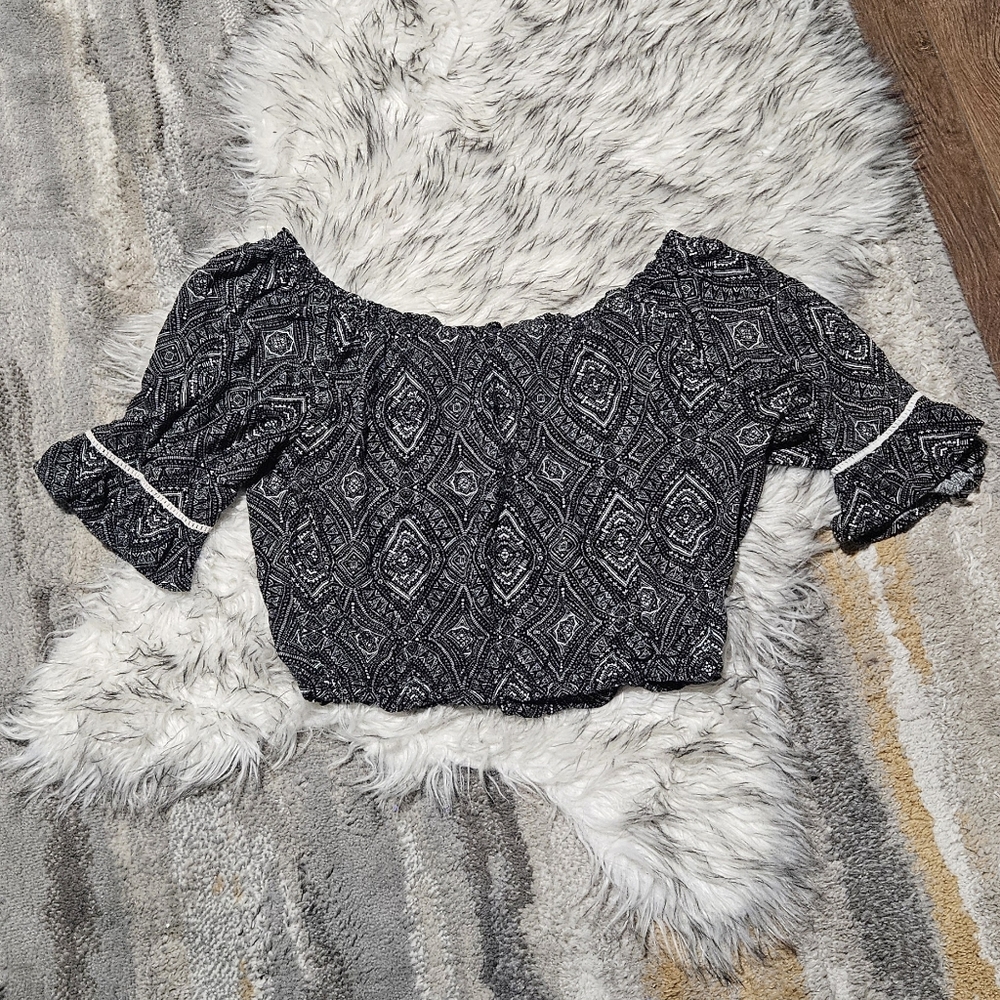 Forever 21 Cropped Black and White Paisley Patterned Blouse With Bell Sleeves
